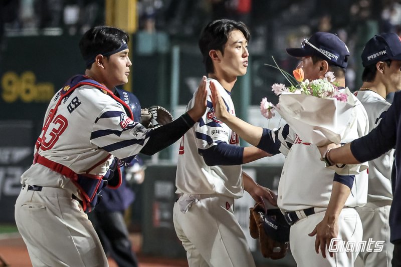 [서울=뉴시스] 프로야구 바카라사이트 아벤카지노 자이언츠 박재엽(왼쪽)이 18일 부산 사직구장에서 열린 2025 신한 쏠뱅크 KBO리그 한화 이글스와의 경기에 승리한 뒤 김태형 감독과 하이파이브를 하고 있다. (사진=바카라사이트 아벤카지노 자이언츠 제공) 2025.06.18. *재판매 및 DB 금지