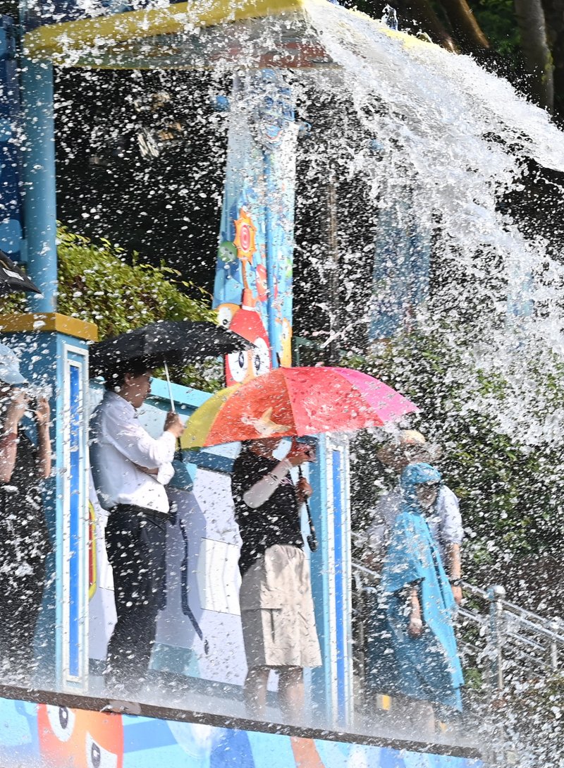 [용인=뉴시스] 김종택 기자 = 전국이 30도 안팎의 무더운 날씨를 보인 19일 경기 용인시 에버랜드 카니발 광장에서 초대형 워터쇼 '슈팅 워터펀' 리허설 공연이 진행되고 있다. 2025.06.19. jtk@newsis.com