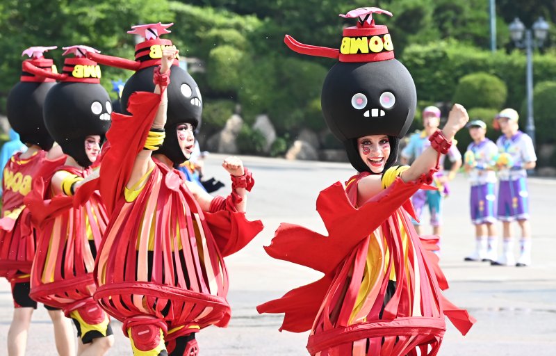 [용인=뉴시스] 김종택 기자 = 전국이 30도 안팎의 무더운 날씨를 보인 19일 경기 용인시 에버랜드 카니발 광장에서 초대형 워터쇼 '슈팅 워터펀' 리허설 공연이 진행되고 있다. 2025.06.19. jtk@newsis.com