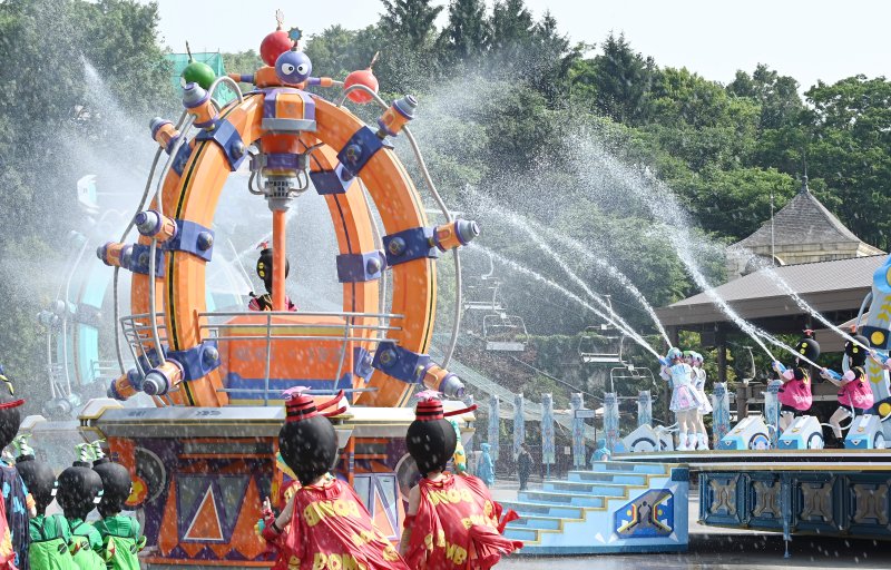 [용인=뉴시스] 김종택 기자 = 전국이 30도 안팎의 무더운 날씨를 보인 19일 경기 용인시 에버랜드 카니발 광장에서 초대형 워터쇼 '슈팅 워터펀' 리허설 공연이 진행되고 있다. 2025.06.19. jtk@newsis.com