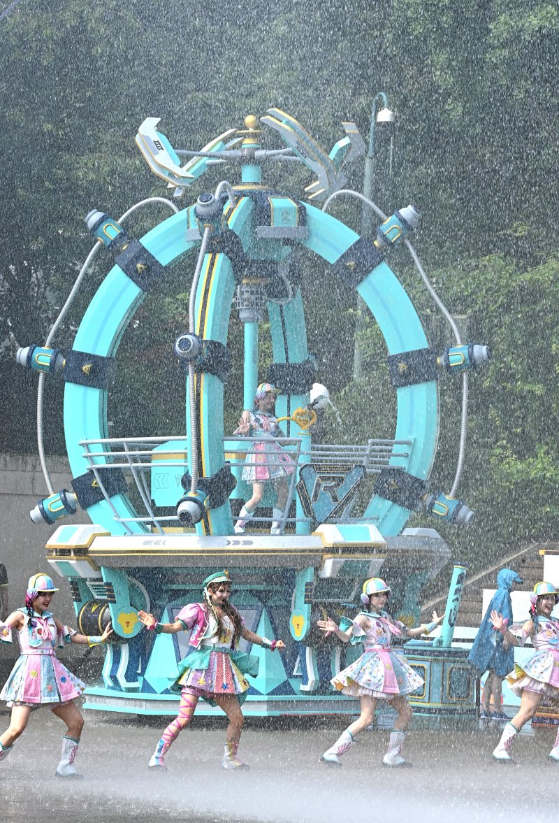 [용인=뉴시스] 김종택 기자 = 전국이 30도 안팎의 무더운 날씨를 보인 19일 경기 용인시 에버랜드 카니발 광장에서 초대형 워터쇼 '슈팅 워터펀' 리허설 공연이 진행되고 있다. 2025.06.19. jtk@newsis.com