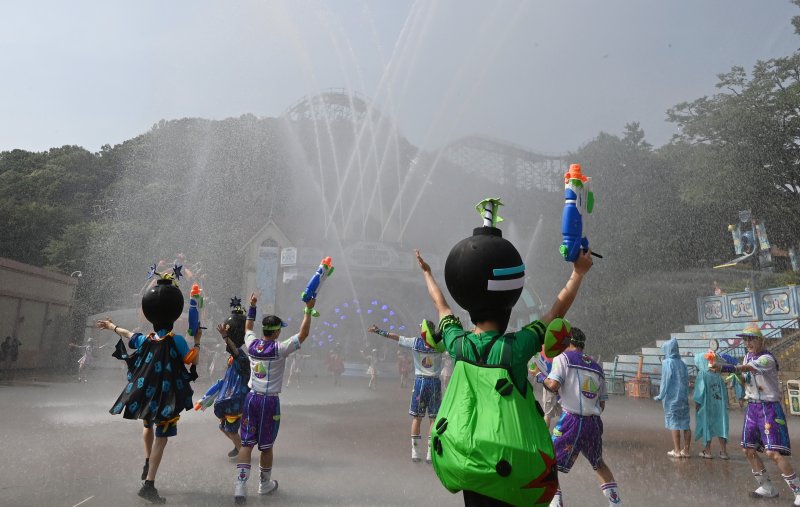 [용인=뉴시스] 김종택 기자 = 전국이 30도 안팎의 무더운 날씨를 보인 19일 경기 용인시 에버랜드 카니발 광장에서 초대형 워터쇼 '슈팅 워터펀' 리허설 공연이 진행되고 있다. 2025.06.19. jtk@newsis.com