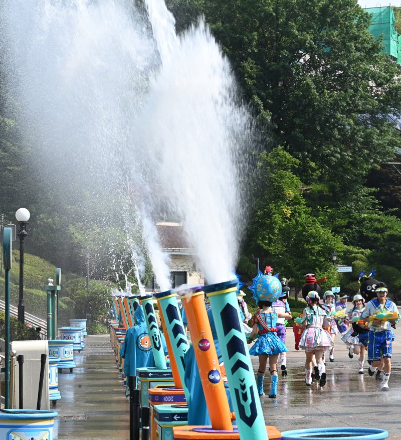 [용인=뉴시스] 김종택 기자 = 전국이 30도 안팎의 무더운 날씨를 보인 19일 경기 용인시 에버랜드 카니발 광장에서 초대형 워터쇼 '슈팅 워터펀' 리허설 공연이 진행되고 있다. 2025.06.19. jtk@newsis.com