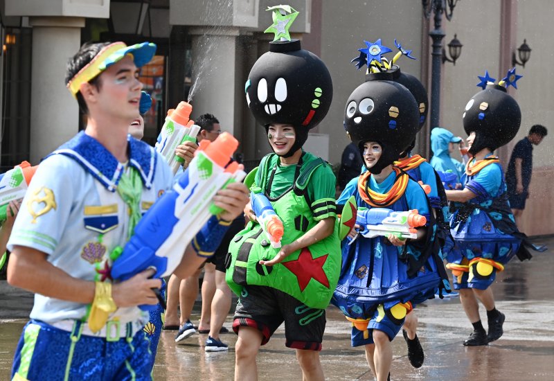 [용인=뉴시스] 김종택 기자 = 전국이 30도 안팎의 무더운 날씨를 보인 19일 경기 용인시 에버랜드 카니발 광장에서 초대형 워터쇼 '슈팅 워터펀' 리허설 공연이 진행되고 있다. 2025.06.19. jtk@newsis.com