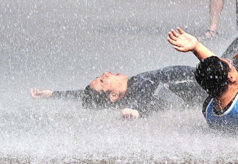 [용인=뉴시스] 김종택 기자 = 전국이 30도 안팎의 무더운 날씨를 보인 19일 경기 용인시 에버랜드 카니발 광장에서 초대형 워터쇼 '슈팅 워터펀' 리허설 공연이 진행되고 있다. 2025.06.19. jtk@newsis.com