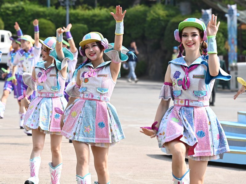 [용인=뉴시스] 김종택 기자 = 전국이 30도 안팎의 무더운 날씨를 보인 19일 경기 용인시 에버랜드 카니발 광장에서 초대형 워터쇼 '슈팅 워터펀' 리허설 공연이 진행되고 있다. 2025.06.19. jtk@newsis.com