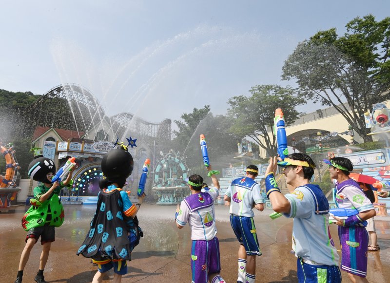 [용인=뉴시스] 김종택 기자 = 전국이 30도 안팎의 무더운 날씨를 보인 19일 경기 용인시 에버랜드 카니발 광장에서 초대형 워터쇼 '슈팅 워터펀' 리허설 공연이 진행되고 있다. 2025.06.19. jtk@newsis.com