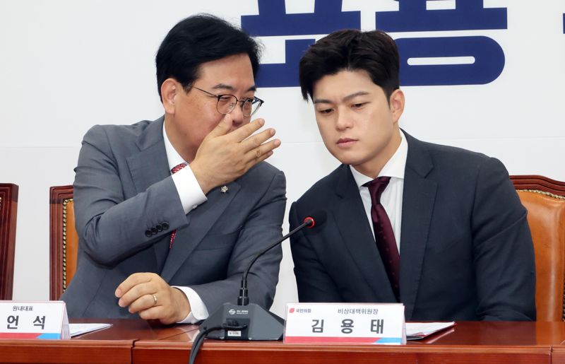 김용태 바카라사이트 카지노버프의힘 비상대책위원장과 송언석 원내대표가 19일 서울 여의도 국회에서 열린 비리백화점 이재명 정부 인사청문회 대책회의에서 귀엣말을 하고 있다. 사진=박범준 기자