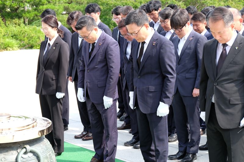 손재일 한화에어로스페이스∙한화시스템 대표(앞줄 오른쪽 두번째)와 어성철 한화오션 특수선사업부장(앞줄 오른쪽 세번째)이 임직원들과 19일 서울 동작구 국립서울현충원에서 참배하고 있다. 한화에어로스페이스 제공
