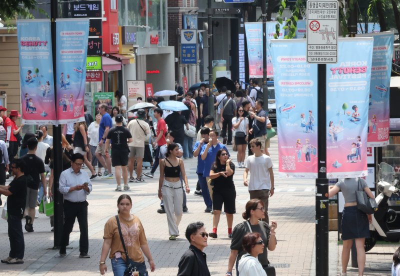'2025 코리아뷰티페스티벌'이 시작된 지난 19일 서울 중구 명동 거리에 행사 현수막이 걸려있다. 연합뉴스