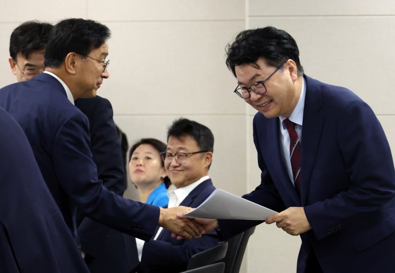 [세종=뉴시스] 강종민 기자 = 이한주 국정기획위원장이 19일 세종시 정부세종컨벤션센터에서 열린 경제2분과 산업통상자원부 업무보고에서 참석자들과 인사를 나누고 있다. 2025.06.19. ppkjm@newsis.com