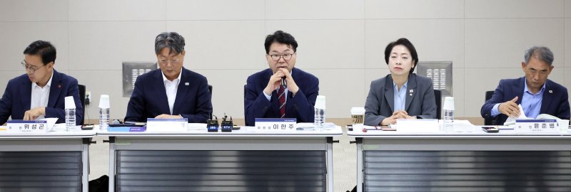 [세종=뉴시스] 강종민 기자 = 이한주 국정기획위원장이 19일 세종시 정부세종컨벤션센터에서 열린 경제2분과 산업통상자원부 업무보고에서 모두발언을 하고 있다. 2025.06.19. ppkjm@newsis.com