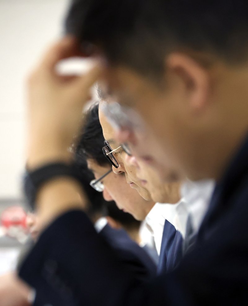 [세종=뉴시스] 강종민 기자 = 19일 세종시 정부세종컨벤션센터에서 열린 국정기획위원회 경제2분과 업무보고에서 산업통상자원부 간부 직원들이 이한주 위원장의 발언을 듣고 있다. 2025.06.19. ppkjm@newsis.com