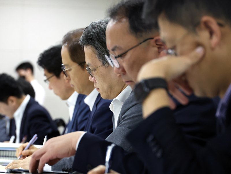 [세종=뉴시스] 강종민 기자 = 19일 세종시 정부세종컨벤션센터에서 열린 국정기획위원회 경제2분과 업무보고에서 산업통상자원부 간부 직원들이 이한주 위원장의 발언을 필기하고 있다. 2025.06.19. ppkjm@newsis.com