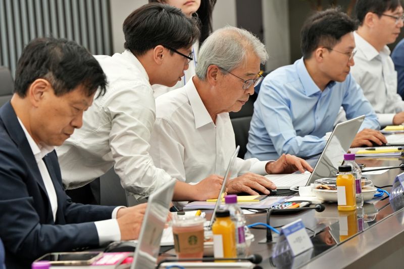 임종룡 우리금융 회장, 직원들과 챗GPT 연수…"AI 대전환 추진"