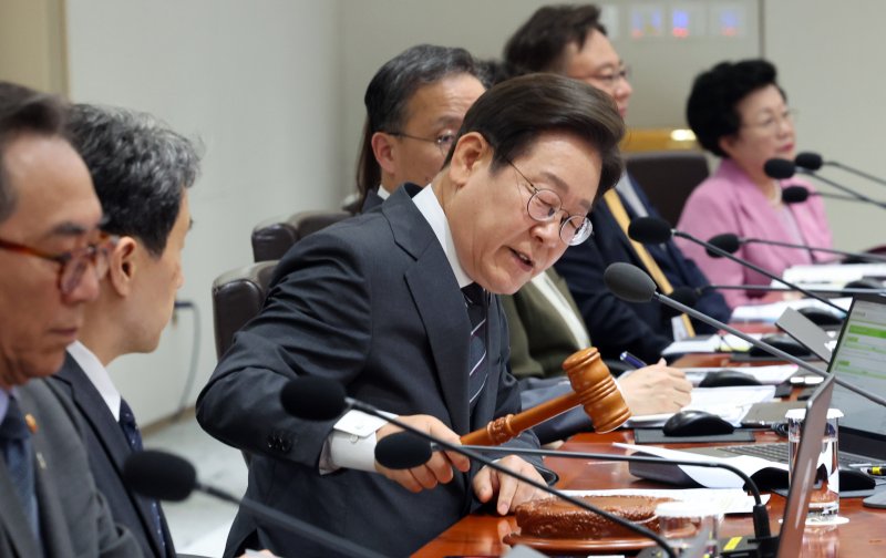 [서울=뉴시스] 고범준 기자 = 이재명 대통령이 19일 서울 용산구 에볼루션 바카라 사이트실 청사에서 열린 국무회의에서 의사봉을 두드리고 있다. (에볼루션 바카라 사이트실통신사진기자단) 2025.06.19. bjko@newsis.com <저작권자ⓒ 공감언론 뉴시스통신사. 무단전재-재배포 금지. alt=