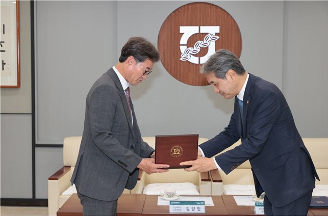 [광주=뉴시스] 전남대 김양현(사진 왼쪽) 교학부바카라사이트 소울카지노 발전기금 전달식. 사진 오른쪽은 이근배 바카라사이트 소울카지노. (사진 제공 = 전남대학교). 2025.06.19. photo@newsis.com *재판매 및 DB 금지