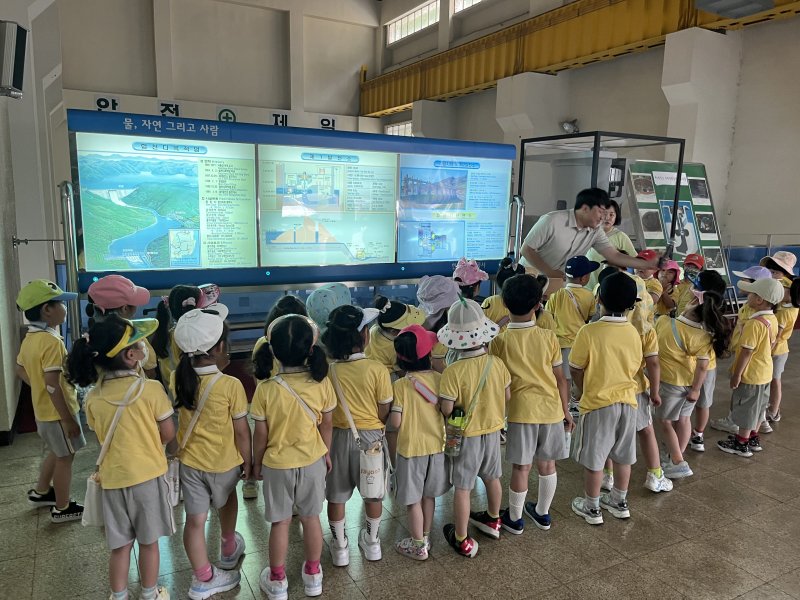 [합천=뉴시스] 한국수자원공사(K-water) 바카라사이트 가입는 19일 합천 성모유치원 유아 및 교사 60명을 대상으로 '우리 동네 견학 : 한국수자원공사 합천댐지사' 현장 체험 프로그램을 실시했다. (사진=한국수자원공사 합천댐지사 제공) 2025.06.19. photo@newsis.com *재판매 및 DB 금지