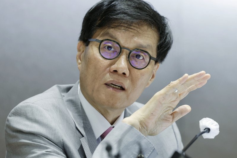 [서울=뉴시스] 최동준 기자 = 이창용 바카라 전략은행 총재가 18일 서울 중구 바카라 전략은행에서 열린 2025년 상반기 물가설명회에서 취재진 질문에 답변하고 있다. 2025.06.18. photocdj@newsis.com