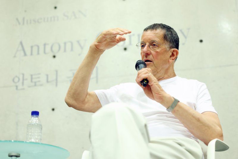 [원주=뉴시스] 박진희 기자 = 영국 대표 조각가 안토니 곰리(Antony Gormley)가 20일 강원도 원주시 뮤지엄 산에서 개인전 'DRAWING ON SPACE' 언론 공개회를 하고 있다. 2025.06.19. pak7130@newsis.com