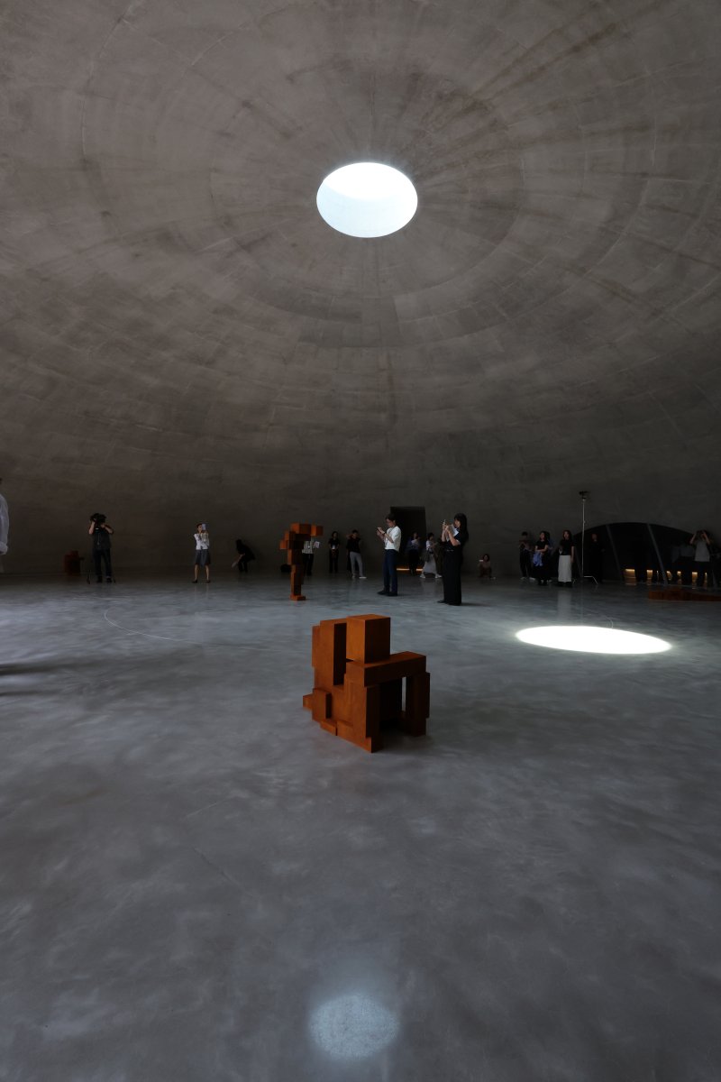 [원주=뉴시스] 박진희 기자 = 영국 대표 조각가 안토니 곰리(Antony Gormley) 개인전 'DRAWING ON SPACE'가 열린 20일 강원도 원주시 뮤지엄 산 'GROUND(그라운드)'에서 작품이 전시되어 있다. 뮤지엄 산의 전시장 '그라운드'는 안토니 곰리와 세계적인 건축가 안도 타다오(Ando Tadao)가 공동 설계한 새로운 공간이다. 건축, 조각, 자연이 하나로 호흡하는 ‘GROUND’는 작품인 동시에 장소로 기능하며, 뮤지엄 SAN이 설립 이래 지속해 온 ‘예술-자연-건축’의 조화를 상징적으로 보여주는 실험적 