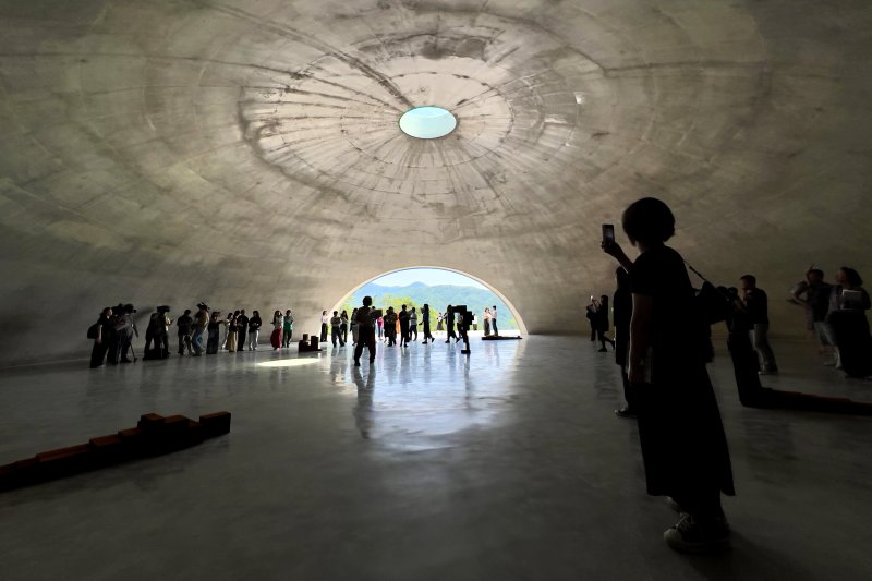 [원주=뉴시스] 박진희 기자 = 19일 강원 원주시 뮤지엄 SAN의 새로운 공간 ‘GROUND’를 처음으로 공개하여 전시에 한층 깊은 의미를 부여했다. 세계적인 건축가 안도 타다오와 조각가 안토니 곰리의 첫 협업으로 탄생한 ‘GROUND’는 내부 직경 25m, 천고 7.2m, 직경 2.4m의 원형 천창을 갖춘 돔 형태의 공간으로, 뮤지엄 SAN의 플라워 가든 아래에 조성되었다. 빛이 원형 천창으로 유입되는 ‘GROUND’는 이탈리아 로마 판테온의 약 4분의 3 규모에 해당하는 웅장함을 자랑한다. 2025.06.19. pak7130@