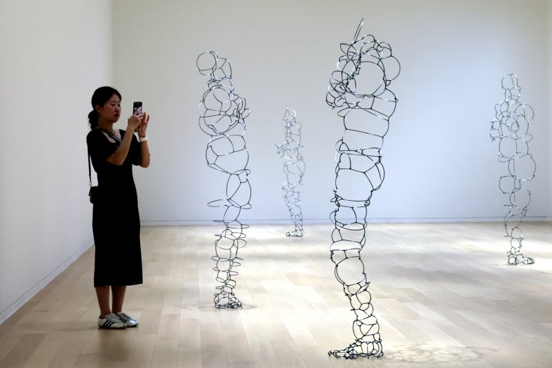 [원주=뉴시스] 박진희 기자 = 뮤지엄 산은 영국 대표 조각가 안토니 곰리(Antony Gormley) 개인전 'DRAWING ON SPACE' 언론 공개회가 열린 20일 강원도 원주시 뮤지엄 산 청조갤러리에서 주요 작품을 선보이고 있다. 이번 전시는 뮤지엄 SAN 청조갤러리 전관(1, 2, 3관)에서 펼쳐지며 조각 7점, 드로잉 및 판화 40점, 설치작품 1점으로 구성된 총 48점을 선보이는 국내 최대 규모의 안토니 곰리 개인전이다. 2025.06.19. pak7130@newsis.com