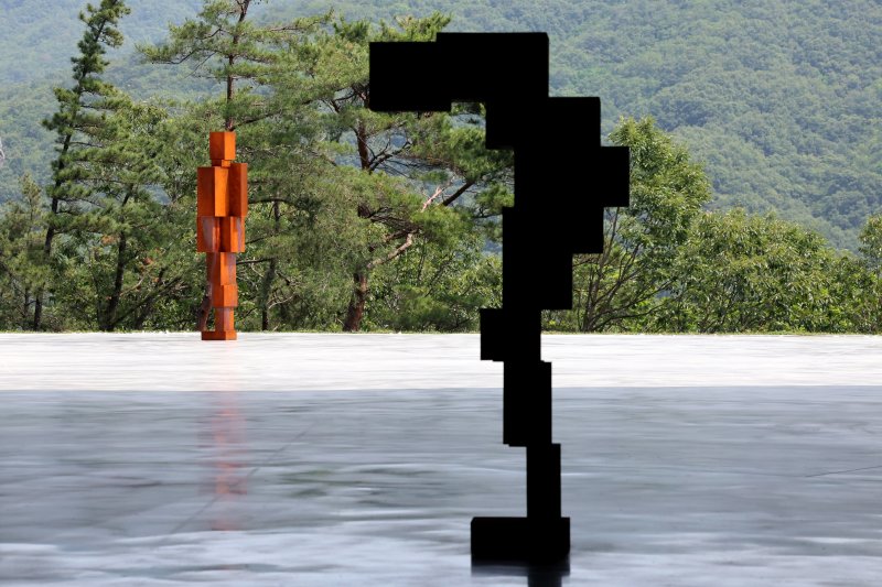 [원주=뉴시스] 박진희 기자 = 영국 대표 조각가 안토니 곰리(Antony Gormley) 개인전 'DRAWING ON SPACE'가 열린 20일 강원도 원주시 뮤지엄 산 'GROUND(그라운드)'에서 작품이 전시되어 있다. 뮤지엄 산의 전시장 '그라운드'는 안토니 곰리와 세계적인 건축가 안도 타다오(Ando Tadao)가 공동 설계한 새로운 공간이다. 2025.06.19. pak7130@newsis.com