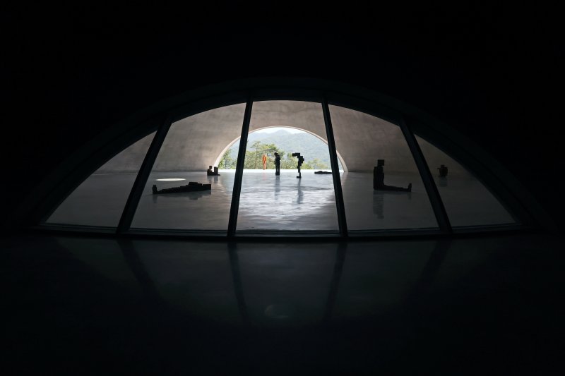 [원주=뉴시스] 박진희 기자 = 19일 강원 원주시 뮤지엄 SAN의 새로운 공간 ‘GROUND’를 처음으로 공개하여 전시에 한층 깊은 의미를 부여했다. 세계적인 건축가 안도 타다오와 조각가 안토니 곰리의 첫 협업으로 탄생한 ‘GROUND’는 내부 직경 25m, 천고 7.2m, 직경 2.4m의 원형 천창을 갖춘 돔 형태의 공간으로, 뮤지엄 SAN의 플라워 가든 아래에 조성되었다. 빛이 원형 천창으로 유입되는 ‘GROUND’는 이탈리아 로마 판테온의 약 4분의 3 규모에 해당하는 웅장함을 자랑한다. 2025.06.19. pak7130@