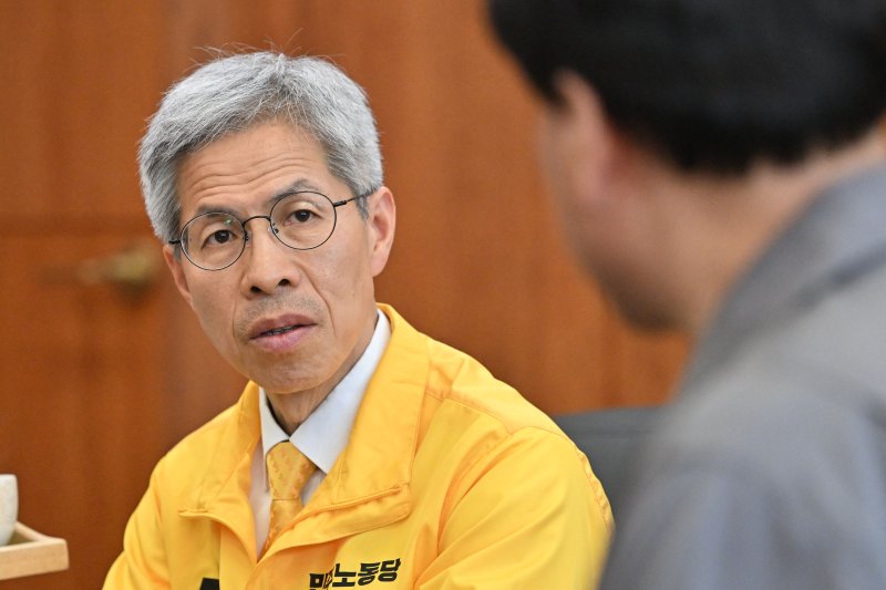 권영국 민주노동당 대선후보가 29일 오후 광주 광산구 금호타이어 광주공장에서 열린 노사간담회에 참여해 이야기를 듣고 있다. 2025.05.29. leeyj2578@newsis.com /사진=뉴시스