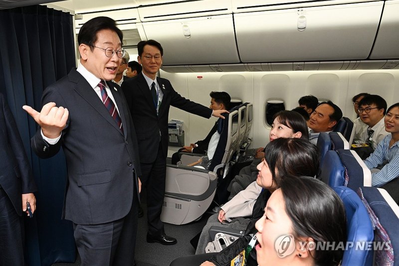 이재명 대통령, 귀국길 1호기에서 기자들과 대화 (출처=연합뉴스)