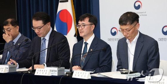 임기근 기획재정부 2차관(오른쪽 두번째)이 지난 18일 세종시 정부세종청사 중앙동 브리핑실에서 새정부 추가경정예산안 주요 내용을 발표하고 있다. 2025.6.19/뉴스1 ⓒ News1 김기남 기자