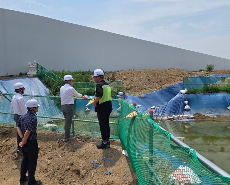 [서울=뉴시스] 박동선 한국토지주택공사(LH) 국토도시본부장(가운데) 및 안전한 바카라사이트 관계자 등이 19일 우기 대비 3기신도시 주요 건설안전한 바카라사이트 지구를 점검하고 있다. 2025.06.19. (사진=LH 제공) photo@newsis.com *재판매 및 DB 금지