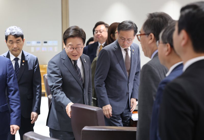 [서울=뉴시스] 고범준 기자 = 이재명 대통령이 19일 서울 용산구 대통령실 청사에서 열린 국무회의에 입장하고 있다. (대통령실통신사진기자단) 2025.06.19. bjko@newsis.com