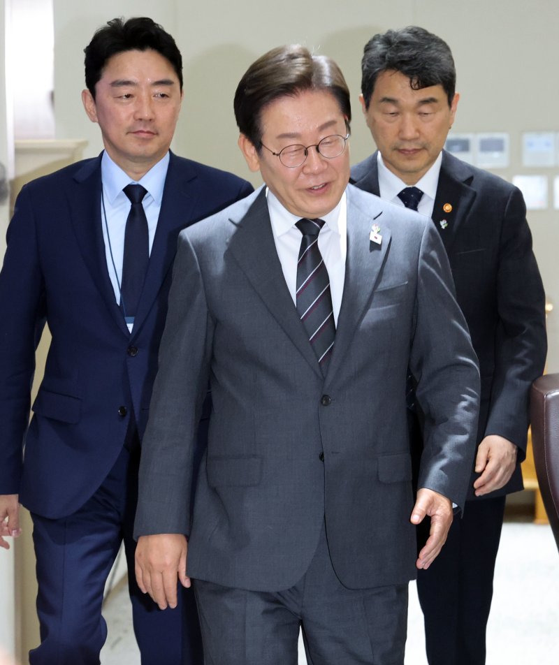 [서울=뉴시스] 고범준 기자 = 이재명 대통령이 19일 서울 용산구 대통령실 청사에서 열린 국무회의에 입장하고 있다. (대통령실통신사진기자단) 2025.06.19. bjko@newsis.com