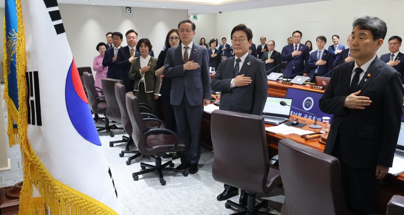 [서울=뉴시스] 고범준 기자 = 이재명 대통령이 19일 서울 용산구 대통령실 청사에서 열린 국무회의에서 국기에 경례를 하고 있다. (대통령실통신사진기자단) 2025.06.19. bjko@newsis.com