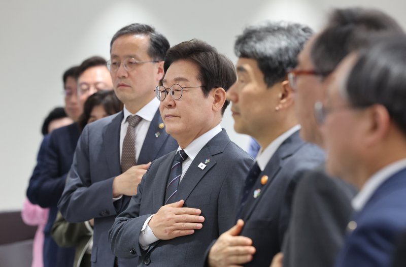 [서울=뉴시스] 고범준 기자 = 이재명 대통령이 19일 서울 용산구 대통령실 청사에서 열린 국무회의에서 국기에 경례를 하고 있다. (대통령실통신사진기자단) 2025.06.19. bjko@newsis.com