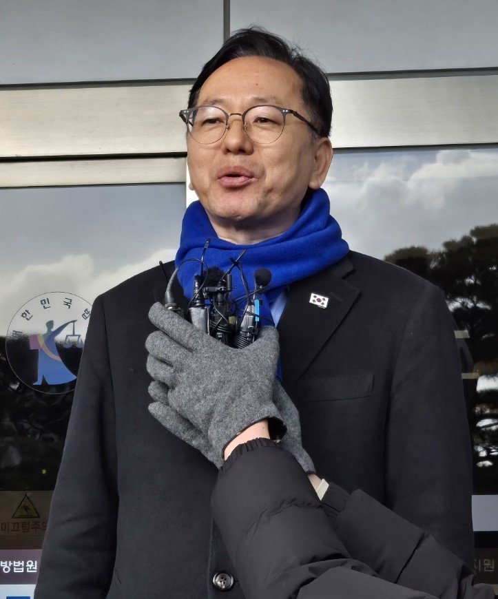 [순천=뉴시스] 김석훈 기자 = 김문수 국회의원이 9일 순천지원 형사중법정서 열린 공직선거법 위반혐의 재판 선고 뒤 법원 현관에서 소감을 말하고 있다. 2025.01.09. kim@newsis.com *재판매 및 DB 금지