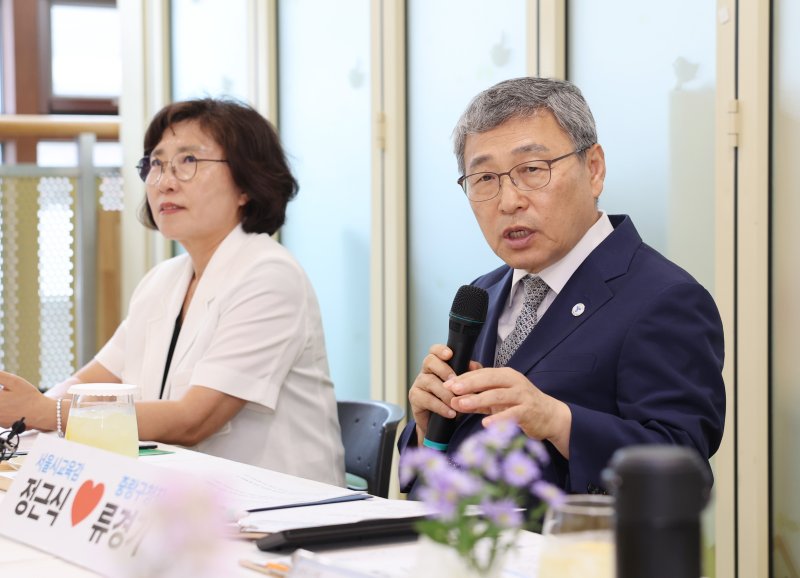 (서울=뉴스1) 이연주 기자 = 정근식 서울시교육감이 19일 서울 중랑구 소재 어린이집을 방문해 영유아학교 시범운영 상황을 점검하고 류경기 중랑구청장, 학부모, 교사 등과 유보통합 및 시범사업에 대한 의견을 나누고 있다. (서울시교육청 제공. 재판매 및 DB 금지) 2025.6.19/뉴스1 /사진=뉴스1화상