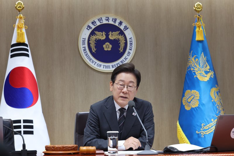 [서울=뉴시스] 고범준 기자 = 이재명 대통령이 19일 서울 용산구 대통령실 청사에서 열린 국무회의에서 발언하고 있다. (대통령실통신사진기자단) 2025.06.19. bjko@newsis.com