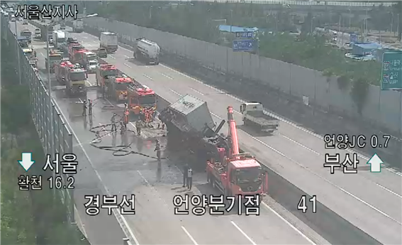 경부고속도로 언양JC 부근 트럭 화재.. 교통통제 해제(종합)