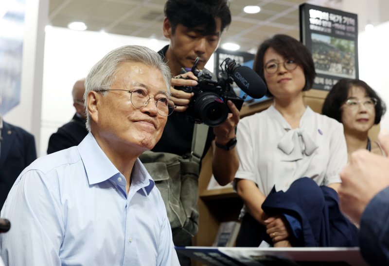 文 전 대통령 '왕복 10시간' 서울 재판…여권 "윤석열과 투샷 망신주기" 비판