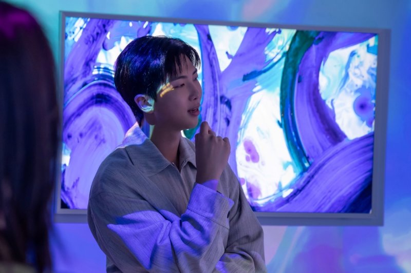 [서울=뉴시스]방탄소년단 RM이 아트 바젤 인 바젤 2025 삼성 아트큐브 전시장을 찾아 작품을 감상하고 있다. (사진 = 삼성전자 뉴스룸) 2025.06.19. photo@newsis.com *재판매 및 DB 금지