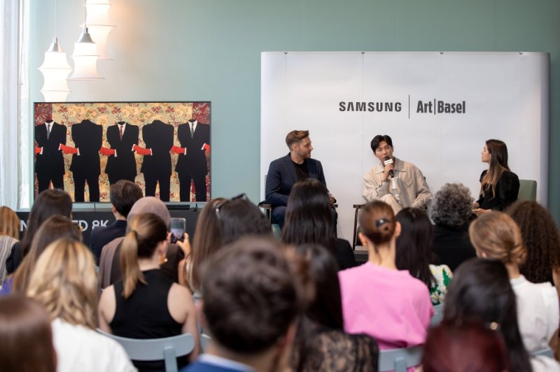 [서울=뉴시스]방탄소년단 RM이 아트 바젤 인 바젤 2025에서 열린 특별 토크 세션에 참여해 다양한 의견을 나누고 있다. (사진 = 삼성전자 뉴스룸) 2025.06.19. photo@newsis.com *재판매 및 DB 금지