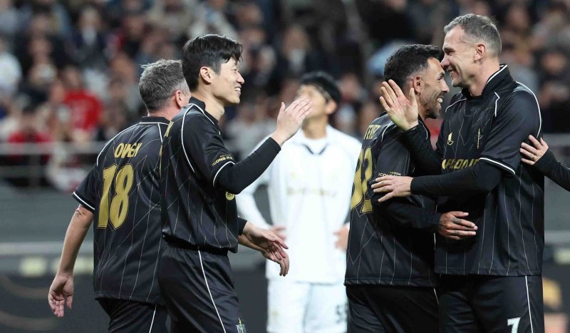 [서울=뉴시스] 추상철 기자 = 20일 오후 서울 마포구 서울월드컵경기장에서 열린 '2024 넥슨 아이콘매치' FC스피어(공격수팀)와 실드 유나이티드(수비수팀)의 경기, FC스피어 박지성이 페널티킥을 성공 시킨후 기뻐하고 있다. 2024.10.20. scchoo@newsis.com