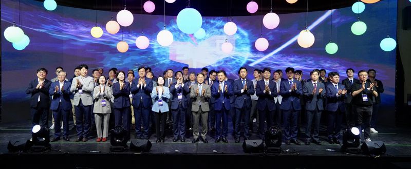 19일 광주광역시 북구 중흥동 '빛고을창업스테이션(STA·G, 스테이지)' 개관식에서 강기정 광주시장, 김성섭 중소벤처기업부 차관, 이주영 신용보증기금 전무이사, 고병일 광주은행장, 스테이지에 입주한 스타트업·투자사·창업 지원 기관 관계자 등이 기념촬영을 하고 있다. 광주광역시 제공