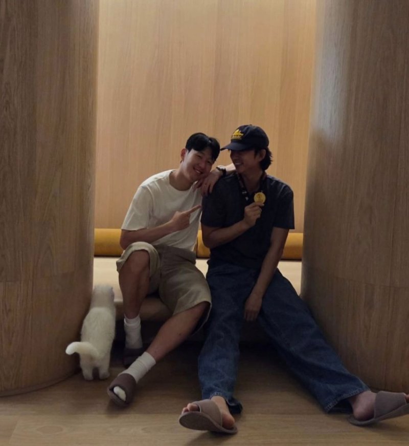 공유·손흥민, 나이 넘은 '절친'의 만남 …어깨 기댄 다정 케미 [N샷]