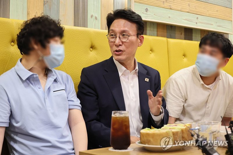 김민석 후보자, 발달장애인 일터 방문..."자립위한 일자리 창출 필요"