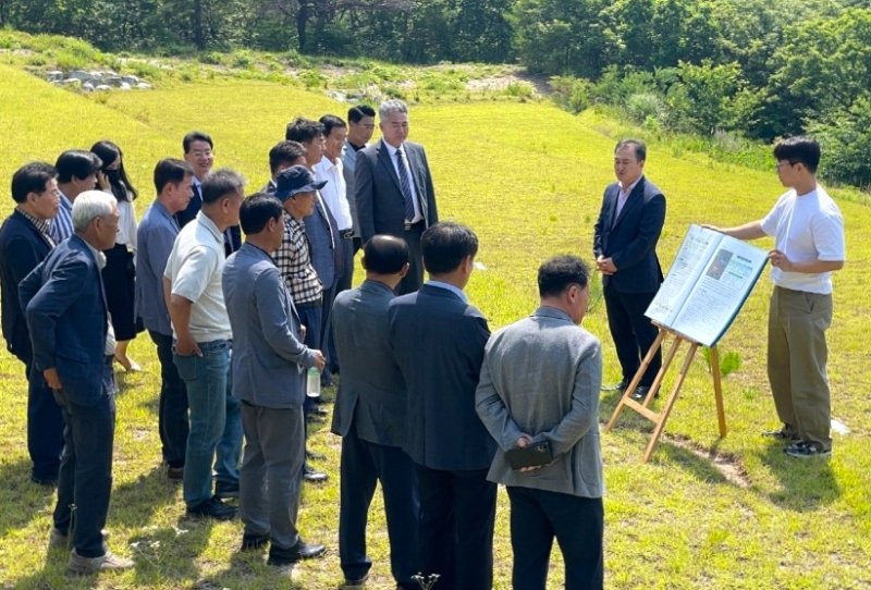 [포항=뉴시스] 송종욱 기자 = 포항시 관계자와 시 개발자문연합회 회원이 19일 남구 구룡포읍 눌태1리 추모 공원 예정지를 둘러보고, 추모 공원 조성 사업의 추진 방향을 공유했다. 사진은 시 관계자와 개발자문연합회 회원이 추모 공원 예정지에서 사업 현황을 듣는 모습. (사진=포항시 제공) 2025.06.19. photo@newsis.com