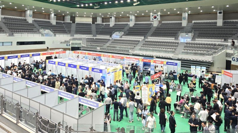 [포항=뉴시스] 송종욱 기자 = 송종욱 기자 = 포항시가 주최하고 경북동부경영자협회가 주관한 '2025 퐝퐝 취업 박람회'가 19일 포항체육관에서 열린 가운데 포스코PR테크·포스코PS테크 등 28개 기업이 참여해 1000명의 구직자에게 현장 면접과 취업 상담을 했다. 사진은 퐝퐝 취업 박람회 모습. (사진=포항시 제공) 2025.06.19. photo@newsis.com